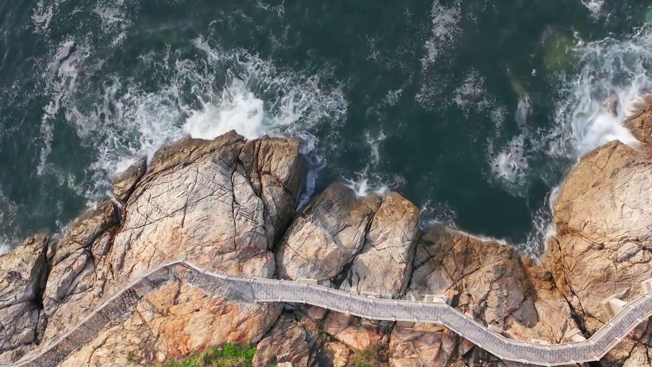 海浪拍打礁石航拍视频素材