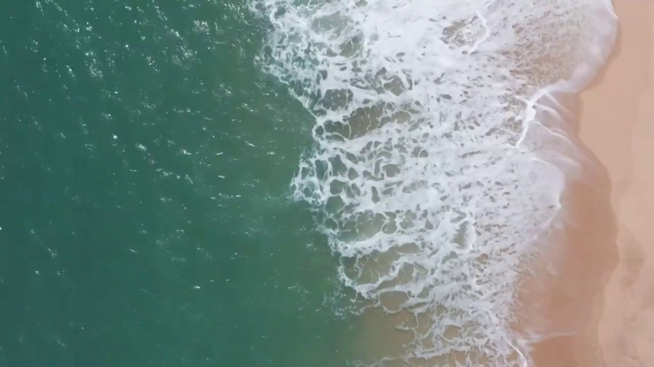 海边沙滩海浪航拍视频素材