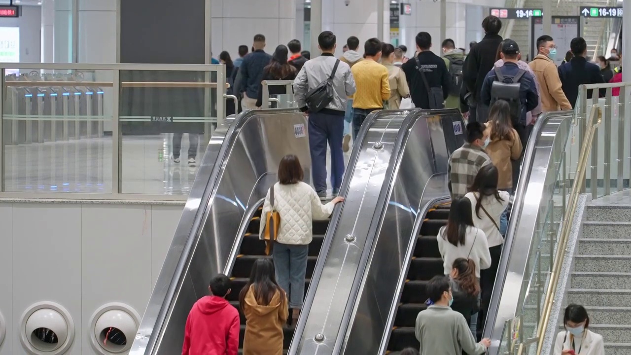 地铁站乘坐扶梯的通勤人流视频素材