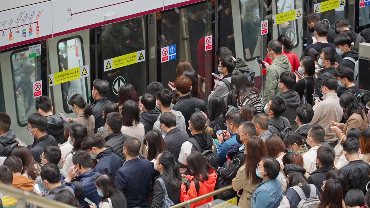 地铁列车拥挤通勤人群上车视频素材