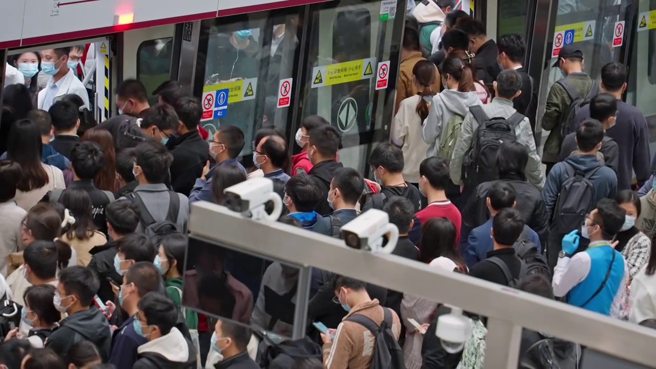 地铁列车拥挤通勤人群上车视频素材