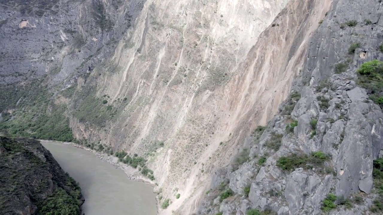 山为前景慢慢展示怒江黄色水流视频素材