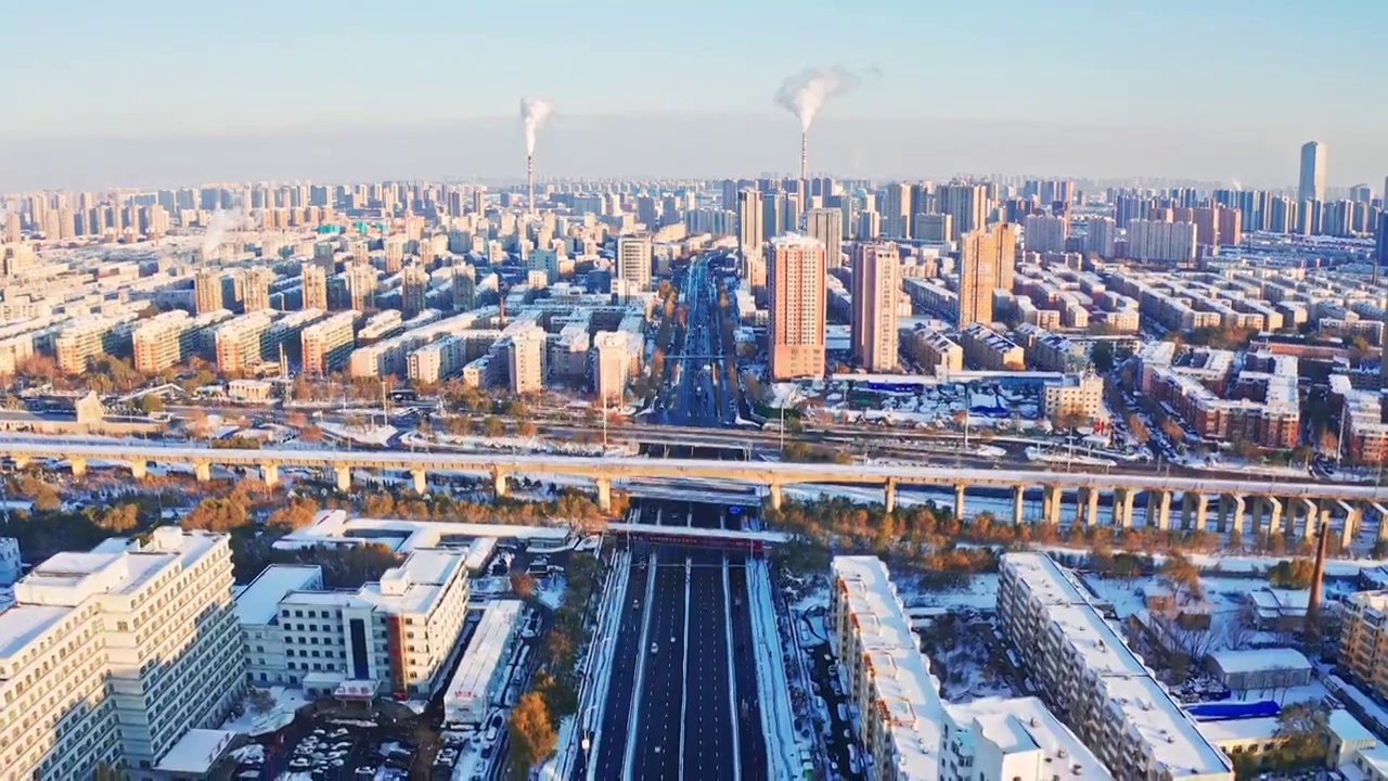 东北辽宁沈阳城市冬季雪景航拍街道与建筑视频素材