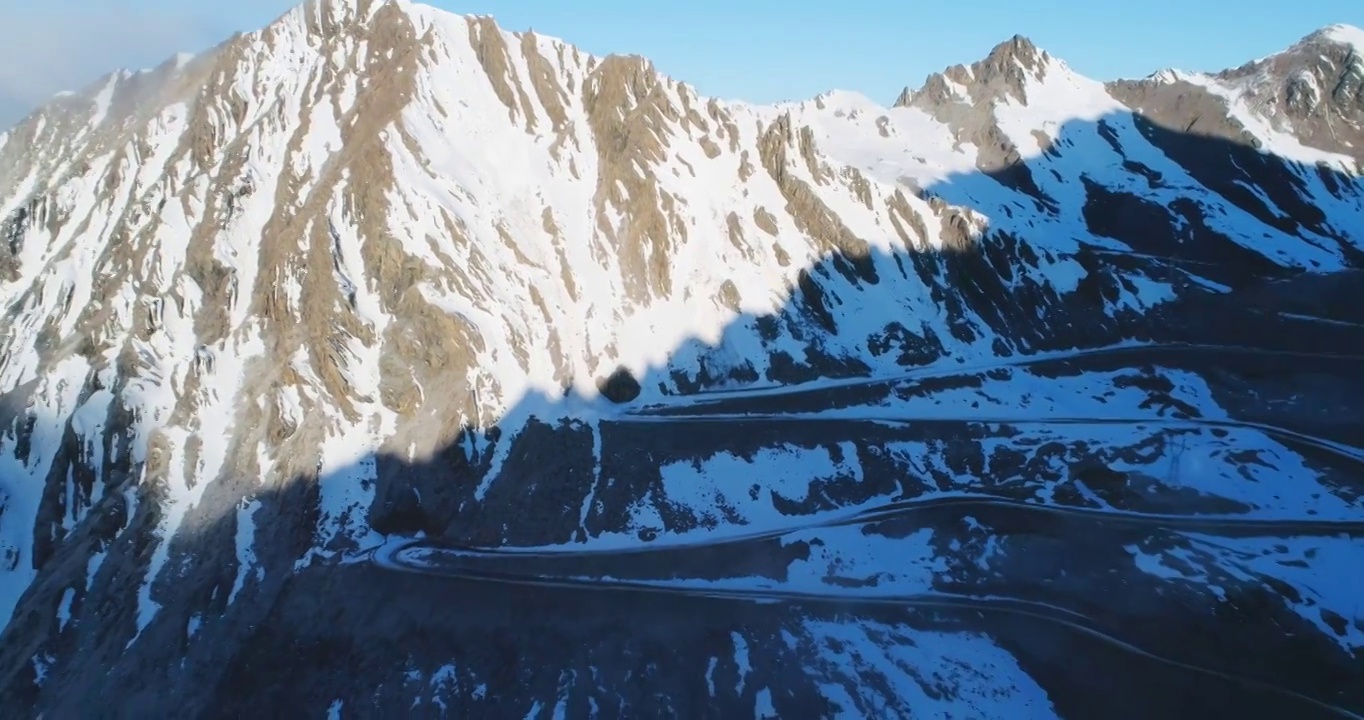 巴郎山蜿蜒曲折山路视频素材