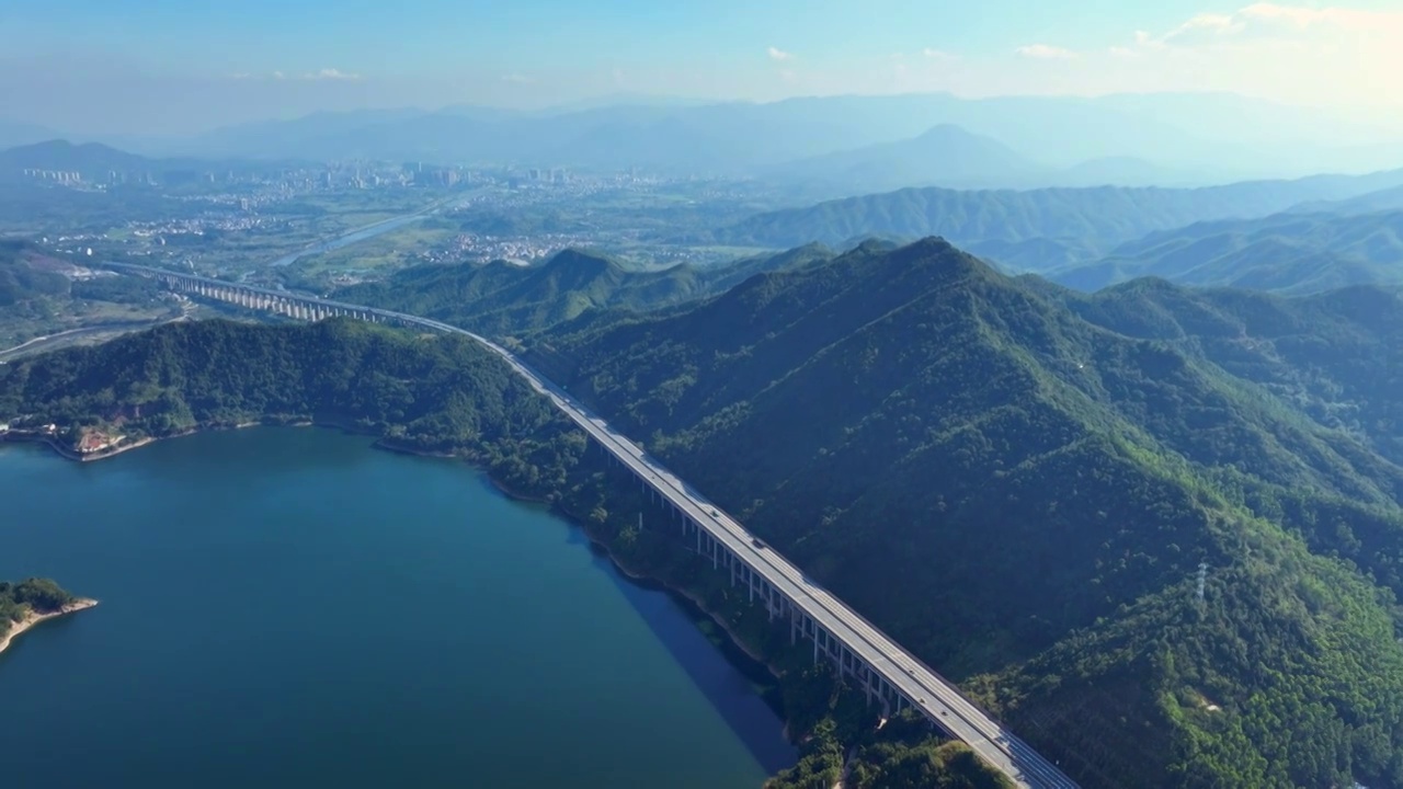 航拍汕湛高速横江水库特大桥交通绿水青山发展高速公路基础建设视频下载