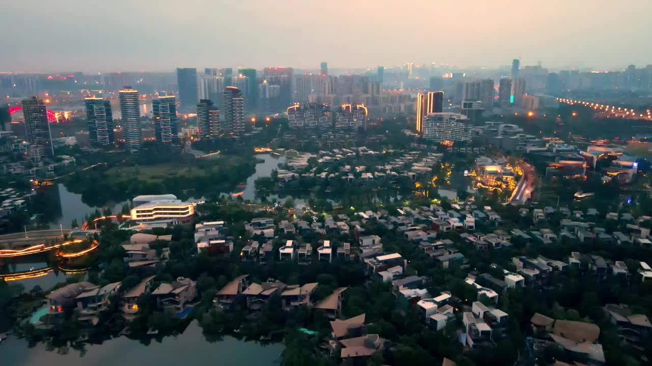 中国成都麓湖生态城晚霞航拍视频素材