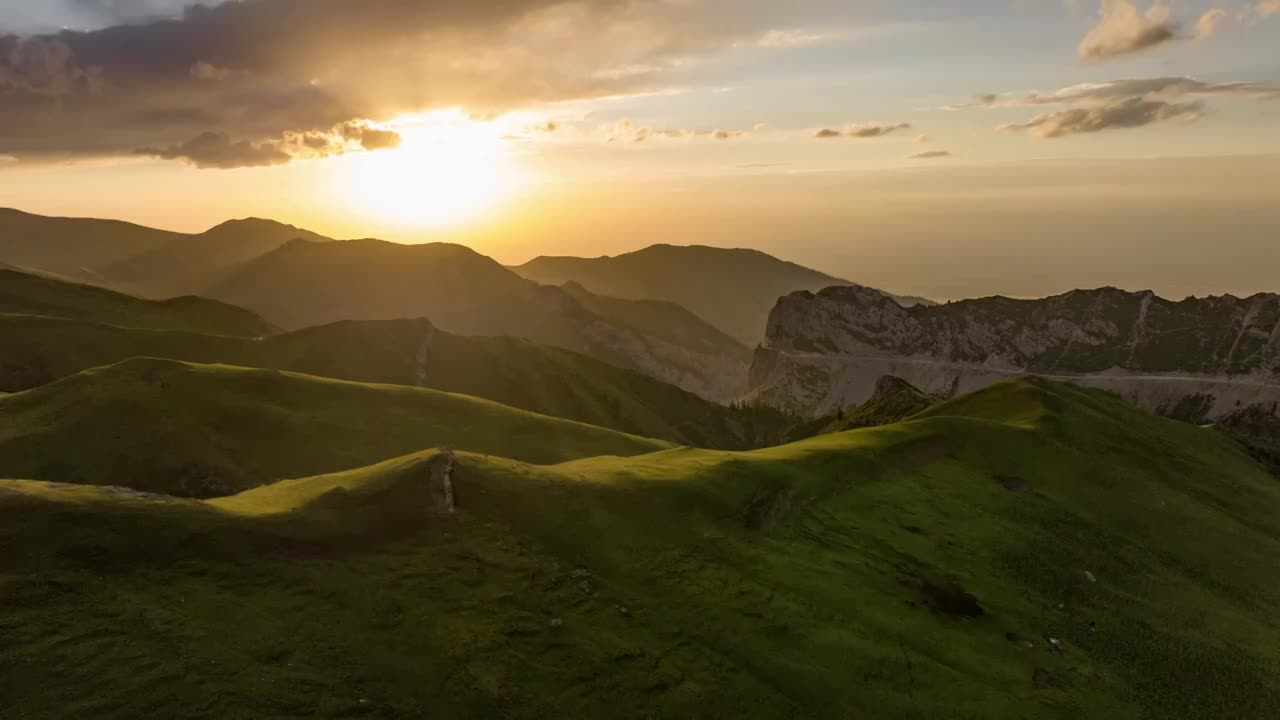 航拍草原唯美夕阳视频素材