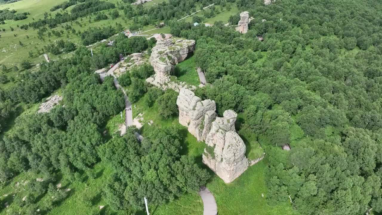 中国内蒙古赤峰克什克腾石阵草原石林景区航拍视频素材