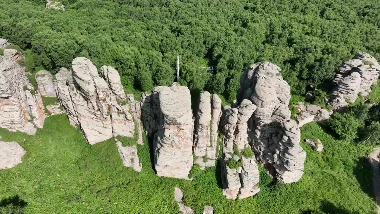 中国内蒙古赤峰克什克腾石阵草原石林景区七仙女石景航拍视频素材