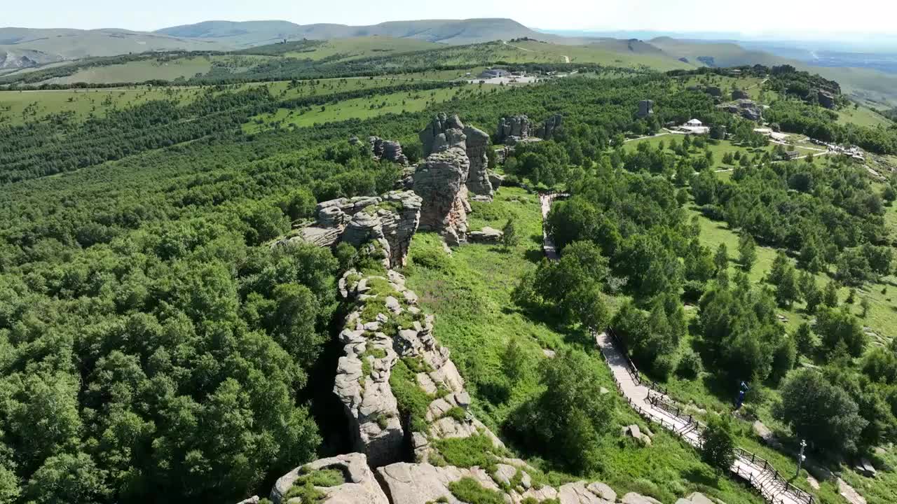 中国内蒙古赤峰克什克腾石阵草原石林景区到草原石阵景区航拍视频素材