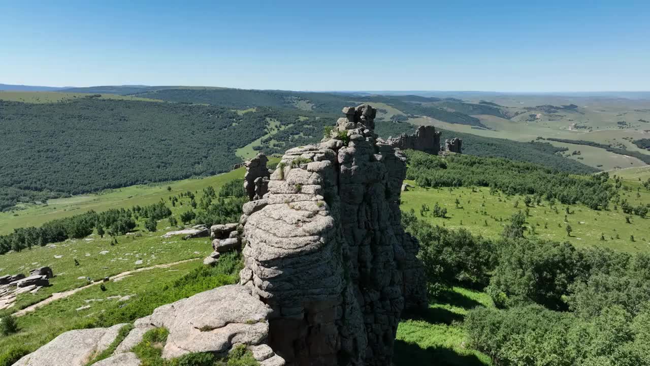 中国内蒙古赤峰克什克腾石阵草原石林景区壮丽山河石景航拍视频素材