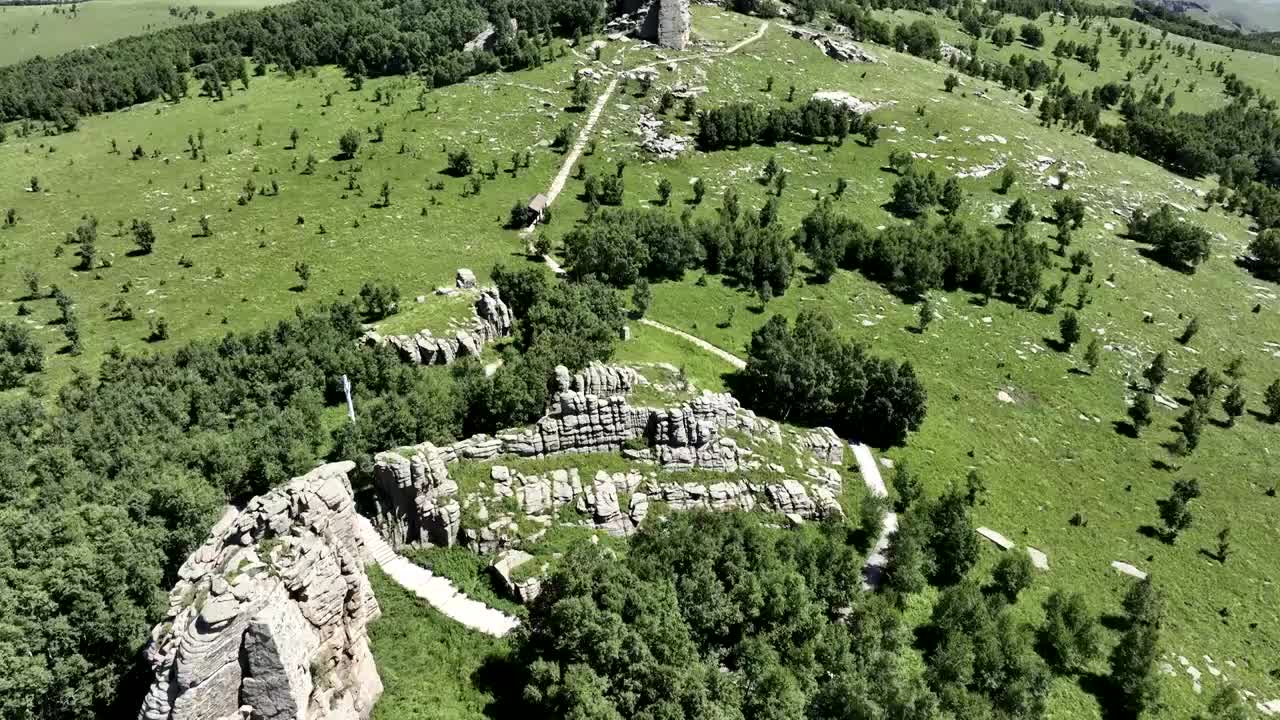 中国内蒙古赤峰克什克腾石阵草原石林景区航拍视频素材