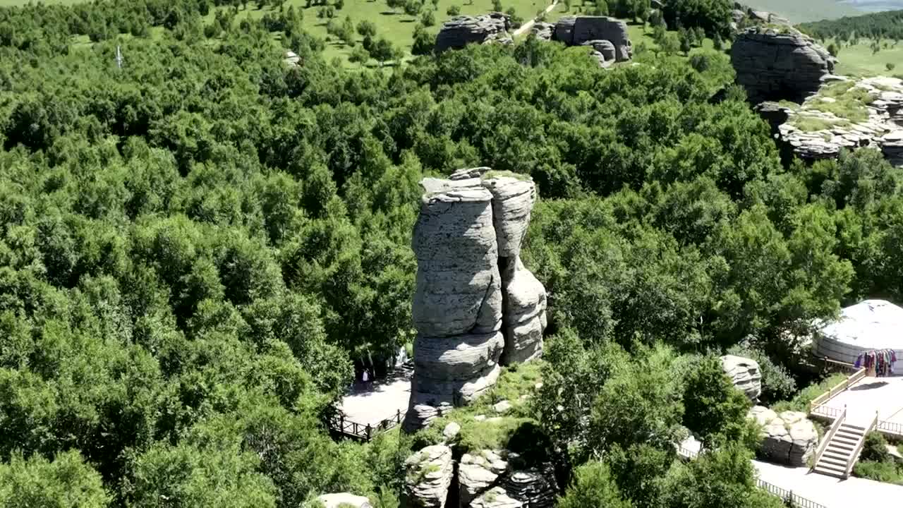 中国内蒙古赤峰克什克腾石阵草原石林景区擎天双柱航拍视频素材