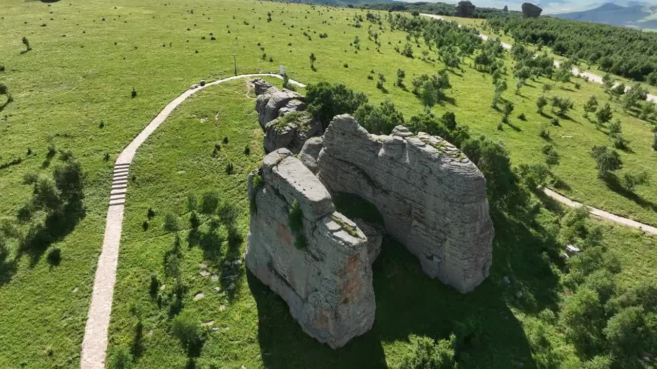 中国内蒙古赤峰克什克腾石阵草原鲲鹏景区北天门石景航拍视频素材