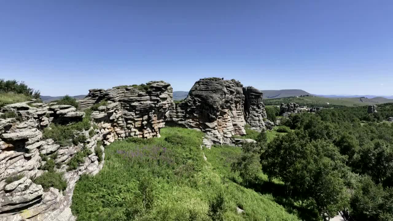 中国内蒙古赤峰克什克腾石阵草原石林景区航拍视频素材