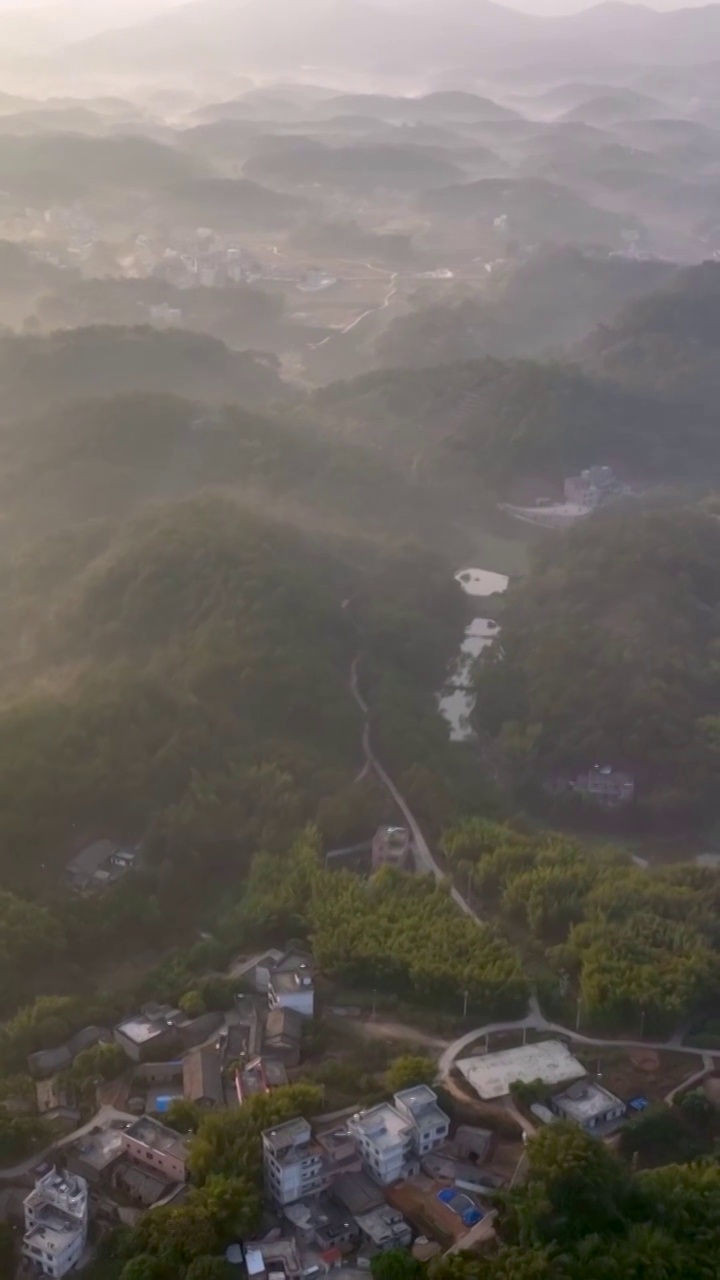 高清竖屏航拍桂平群山日出晨雾风景视频素材