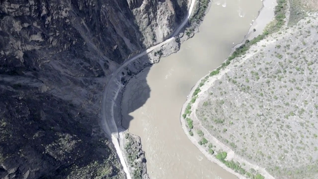 穿越丙察察航拍大流沙悬崖怒江边道路视频素材