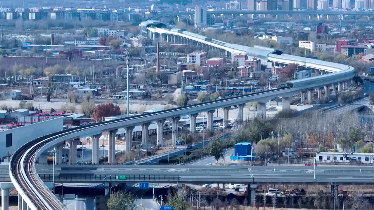 航拍空中鸟瞰城市里上下班通勤城铁地铁轨道交通低碳出行视频素材