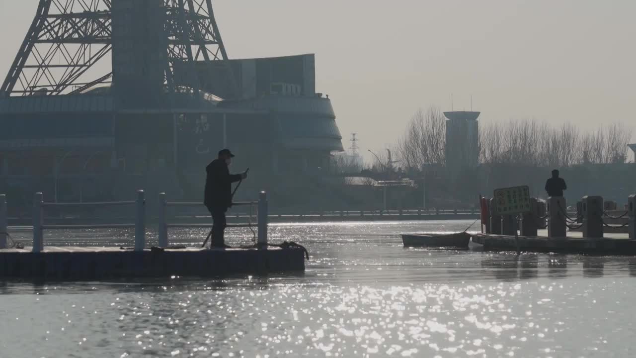 城市湖水中划船意境视频视频素材