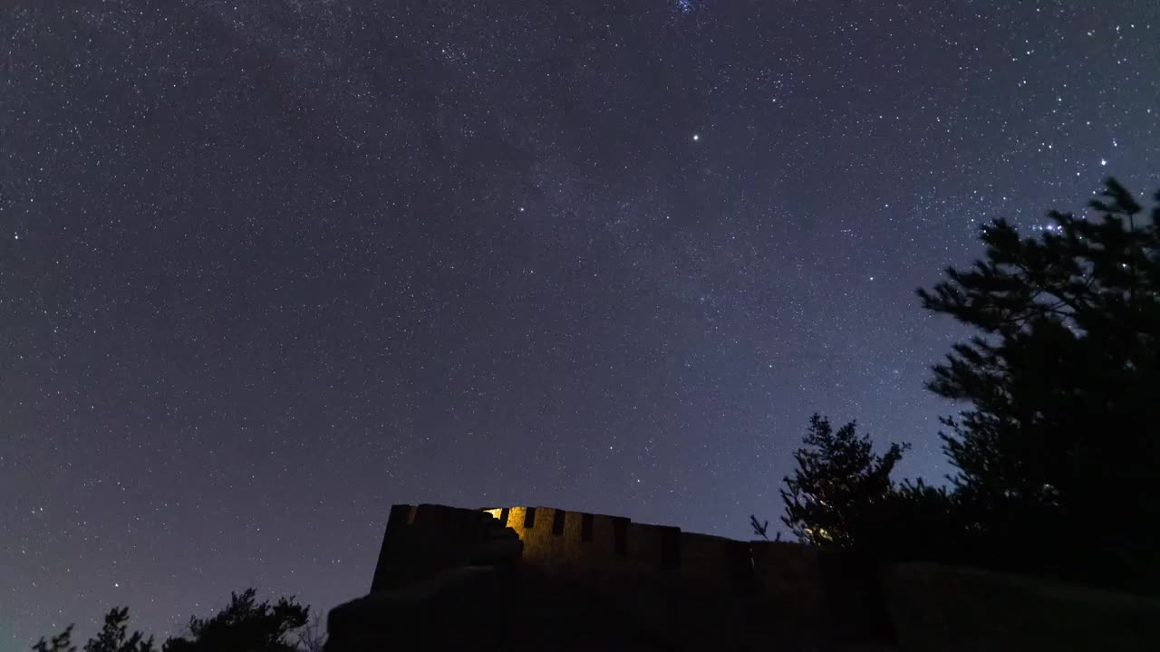 2022年双子座流星雨河南栾川抱犊寨星空及星轨视频素材