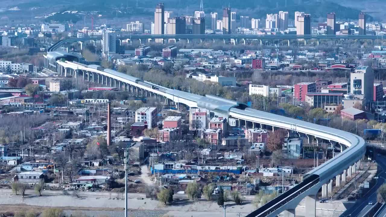 航拍空中鸟瞰城市里上下班通勤城铁地铁轨道交通低碳出行视频素材