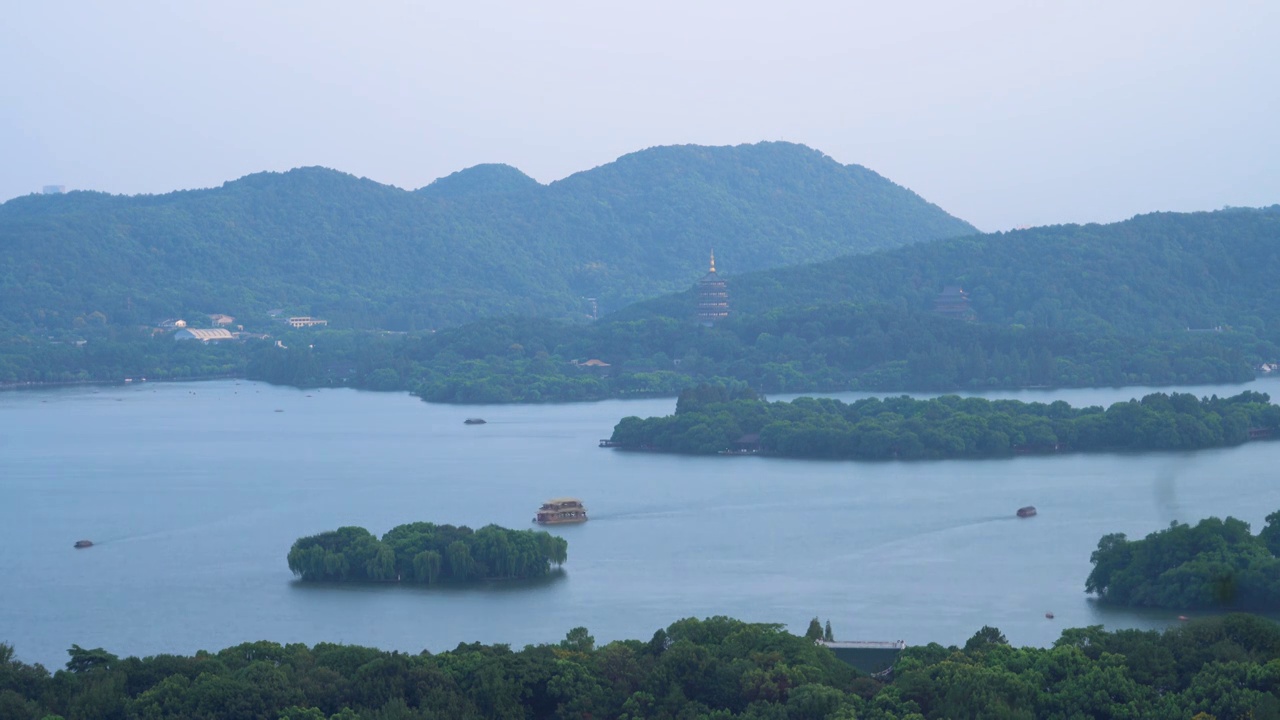 杭州西湖雷峰塔游船来往延时视频素材