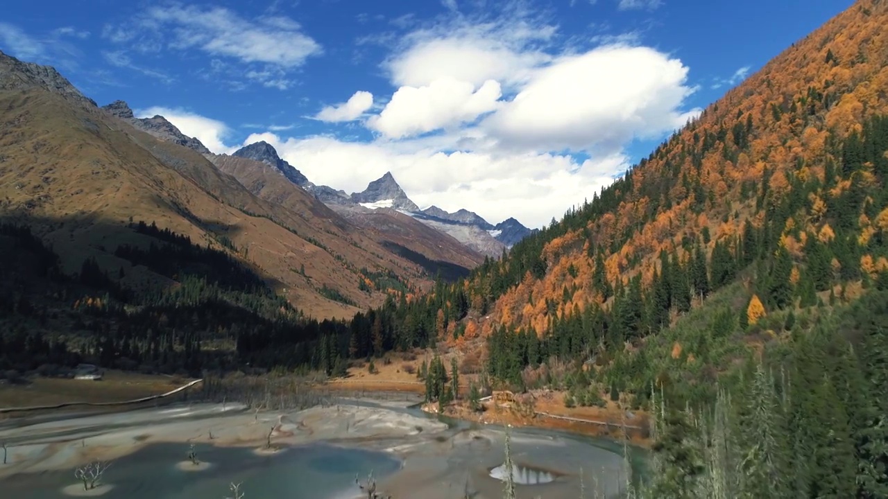 航拍美丽四姑娘山双桥沟景区高山峡谷森林湖泊蓝天白云视频素材