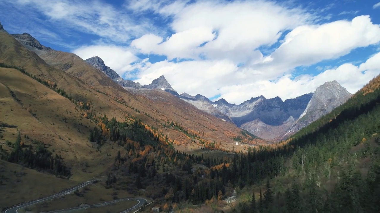 航拍美丽四姑娘山双桥沟景区高山峡谷森林湖泊蓝天白云视频素材