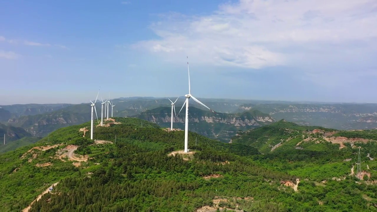 山上的风力发电机视频素材