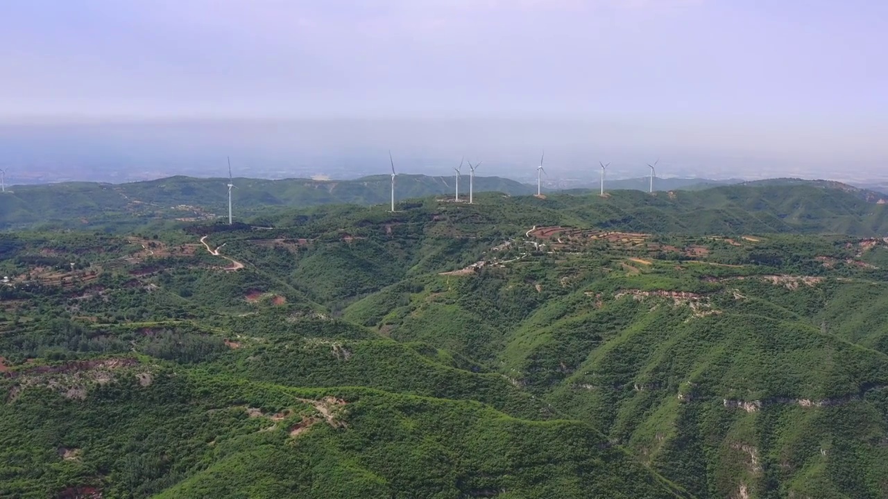 山上的风力发电机视频素材