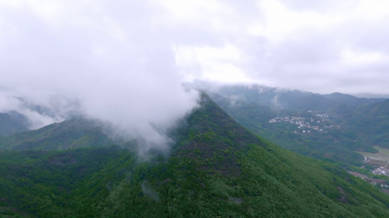 航拍金华尖峰山雨天云海视频素材