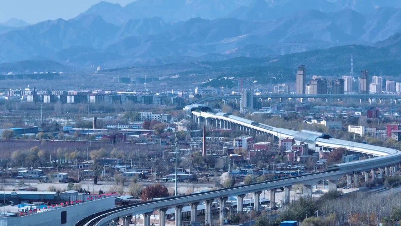 航拍空中鸟瞰城市里上下班通勤城铁地铁轨道交通低碳出行视频素材