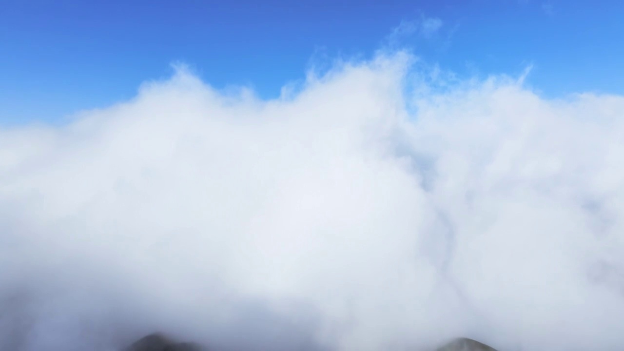 冬季黎明日出时分高山地区的云海和山顶的风力发电风车视频素材