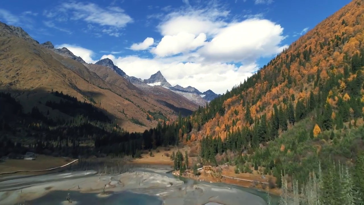 航拍美丽四姑娘山双桥沟景区高山峡谷森林湖泊蓝天白云视频素材