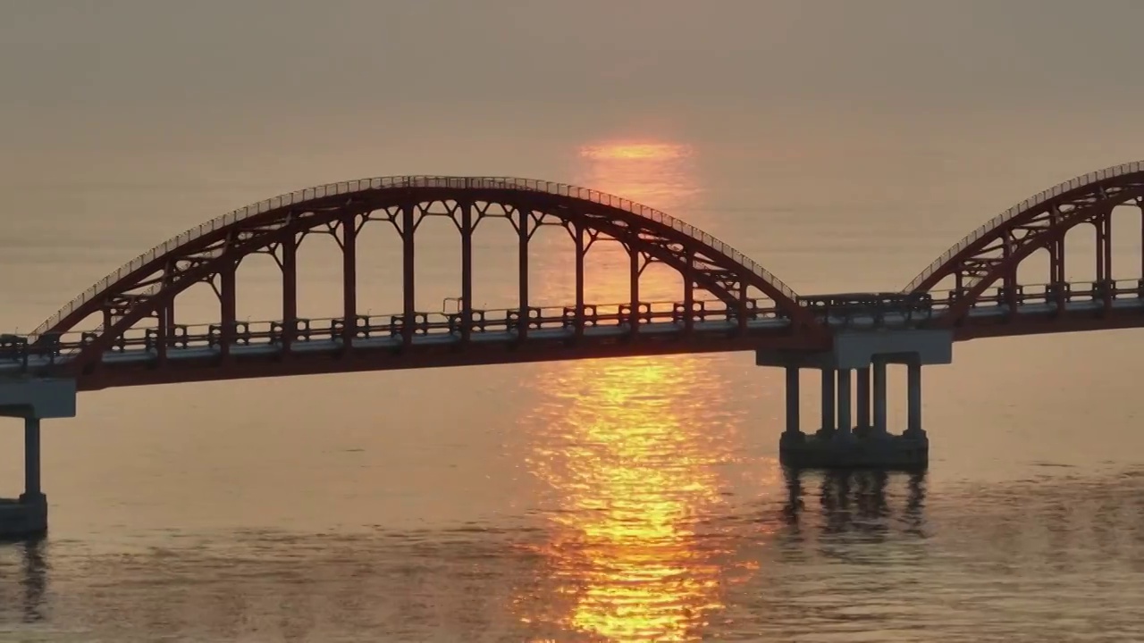 惠来县原油码头桥原油传输桥梁海边日出海水石油能源视频下载