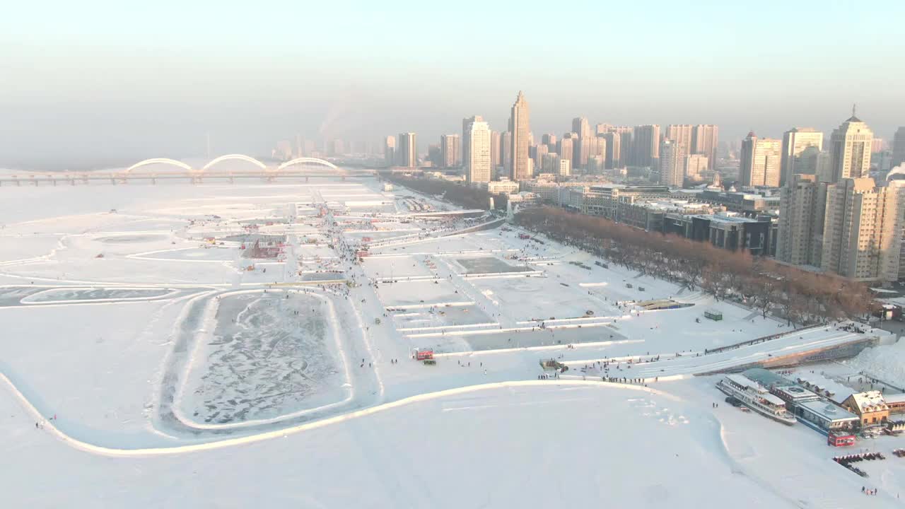 冰雪乐园 游乐园 哈尔滨松花江冰雪嘉年华视频素材