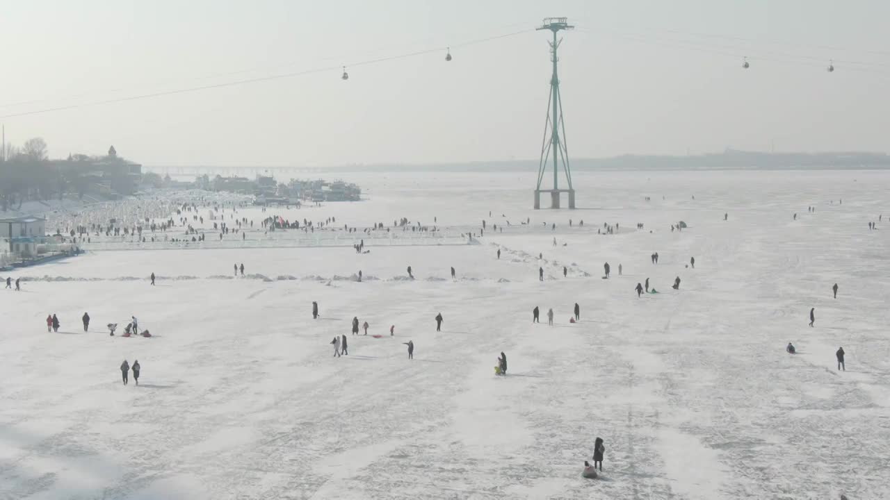 冰雪乐园 游乐园 哈尔滨松花江冰雪嘉年华视频素材