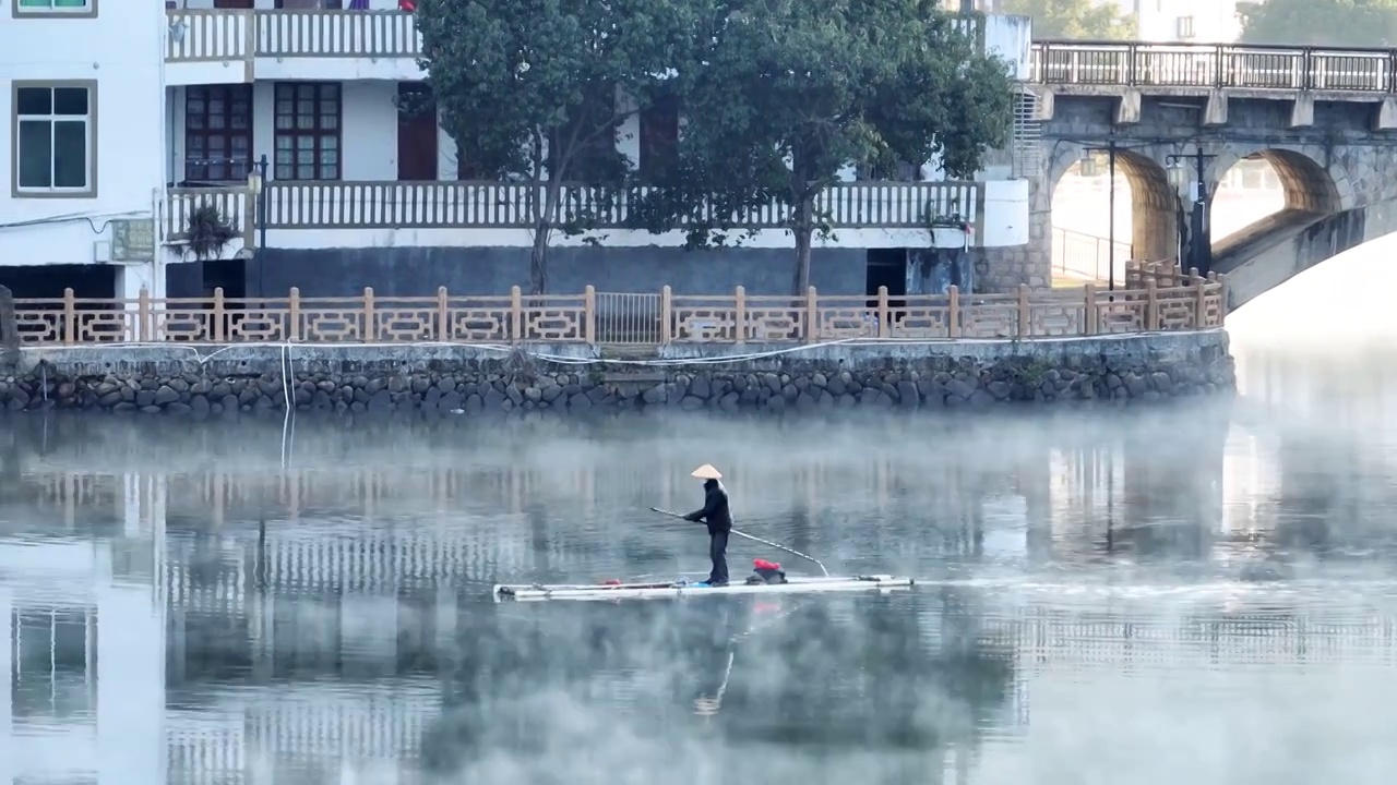 江南水乡村生活游船水墨画卷乡村渔夫早晨雾视频素材