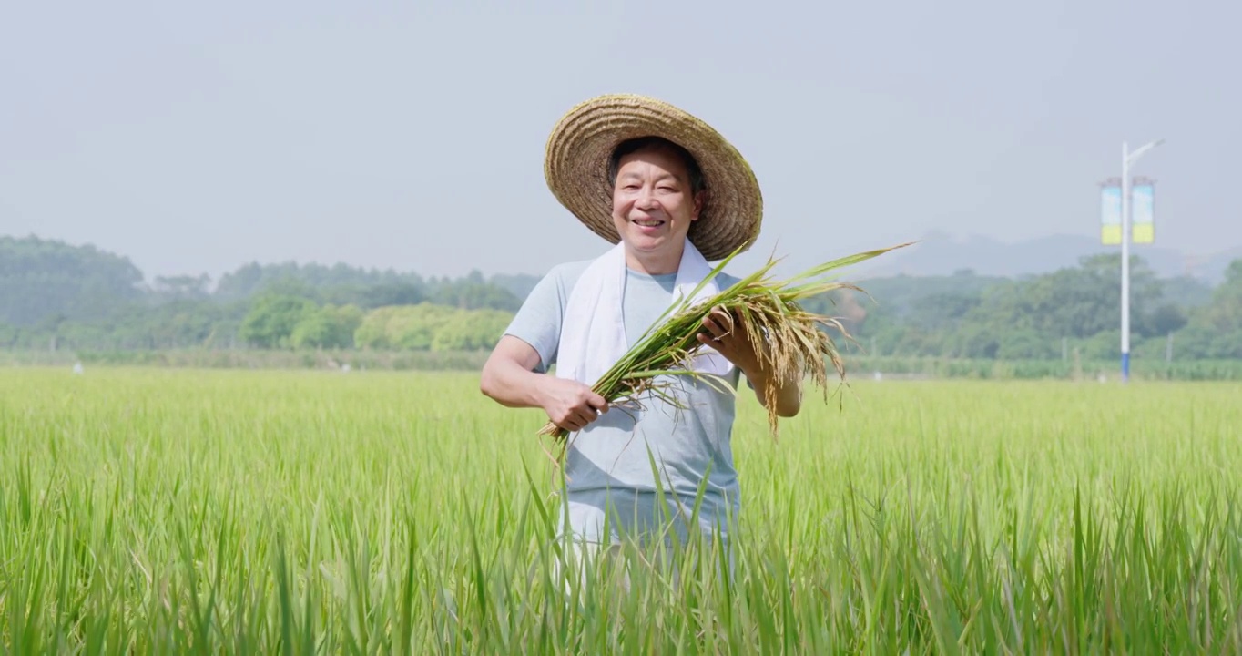 农民幸福的笑视频素材