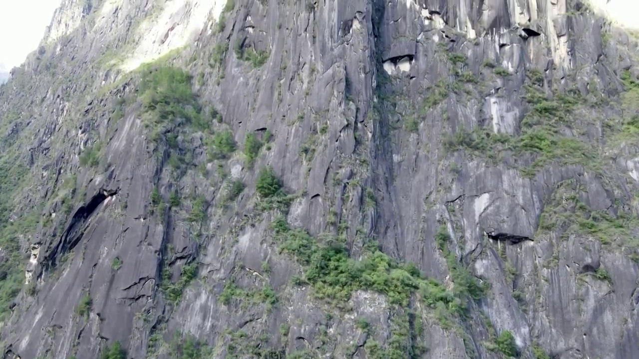 航拍高山石壁悬崖上升视频素材