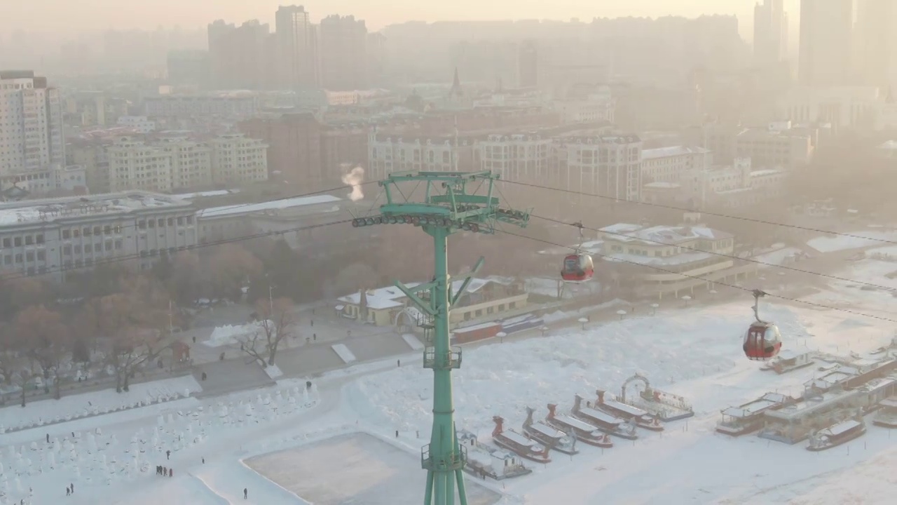 冰雪乐园  哈尔滨松花江冰雪嘉年华 哈尔滨江上缆车 索道视频素材