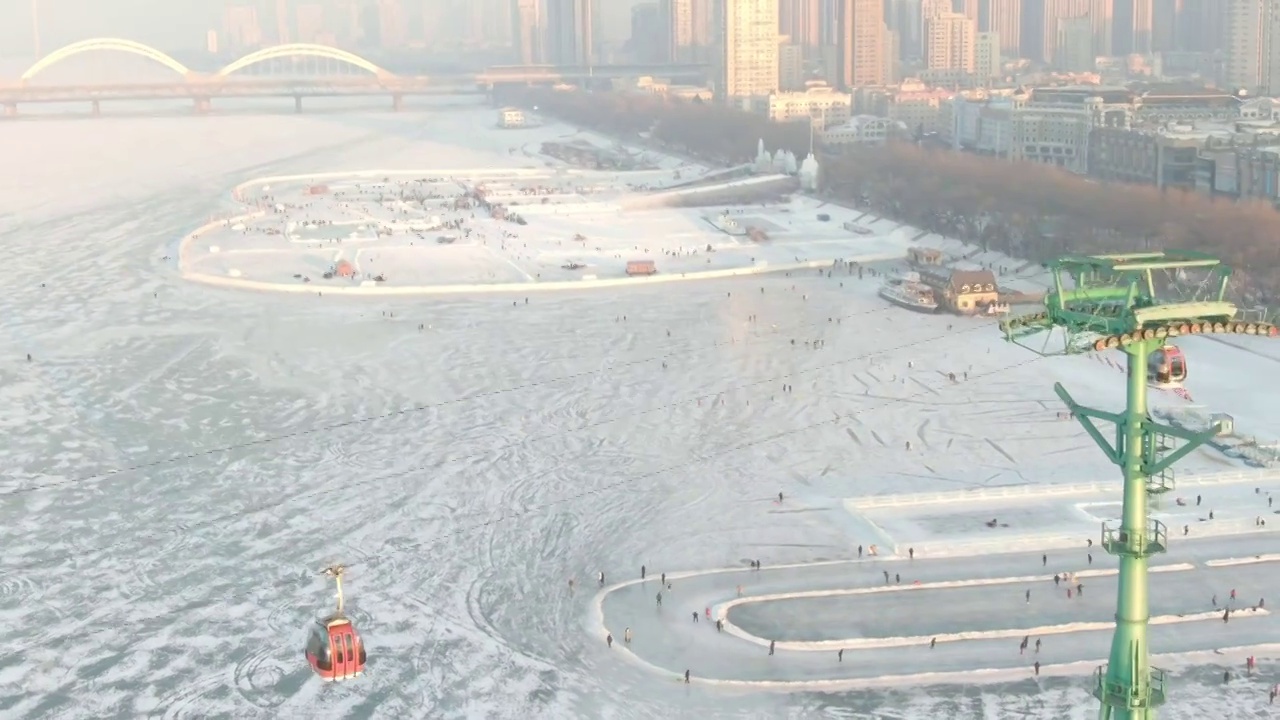 冰雪乐园  哈尔滨松花江冰雪嘉年华 哈尔滨江上缆车 索道视频素材