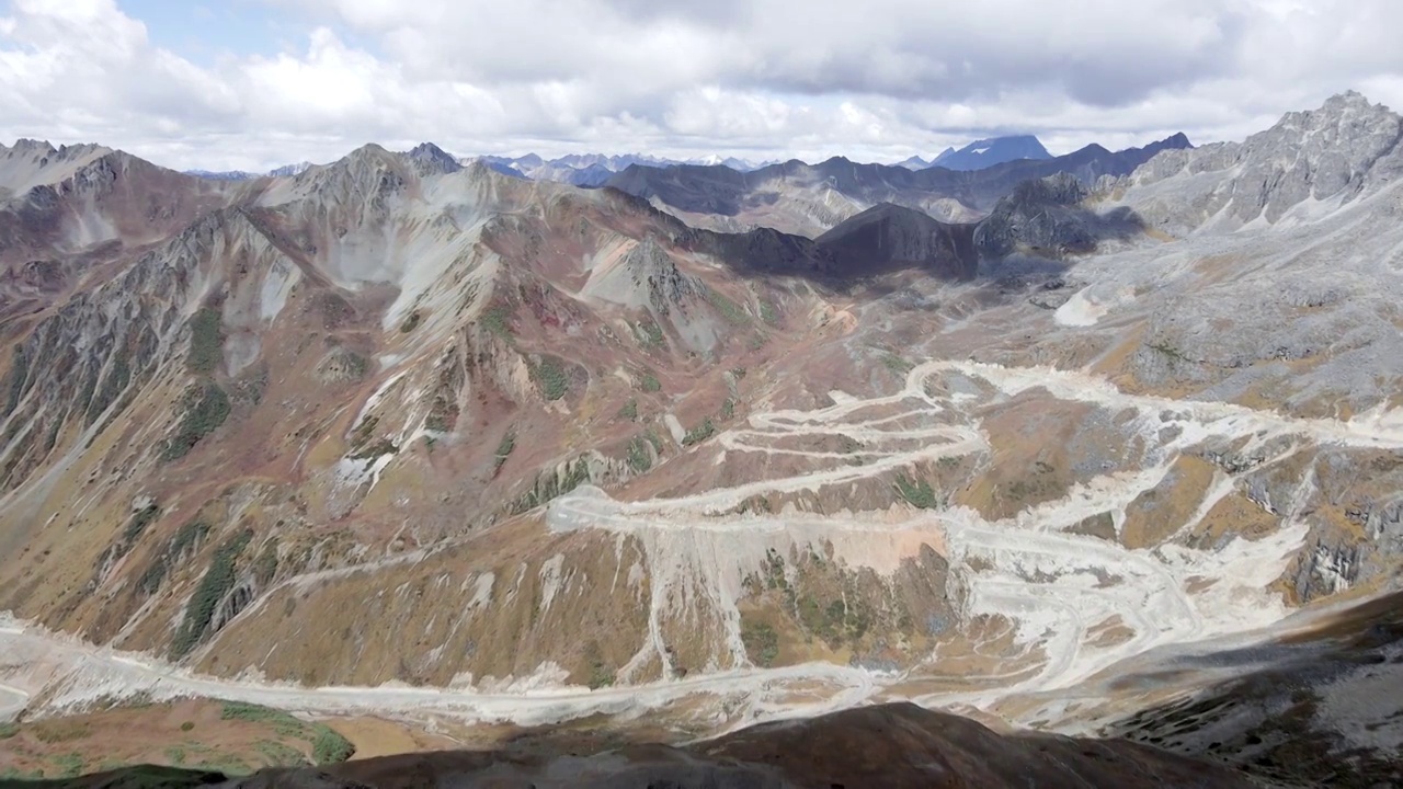 前推航拍高原群山起起伏伏视频素材