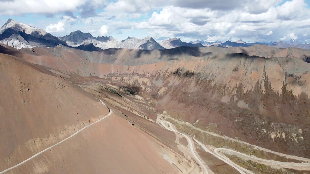 上升航拍高原群山盘山公路视频素材