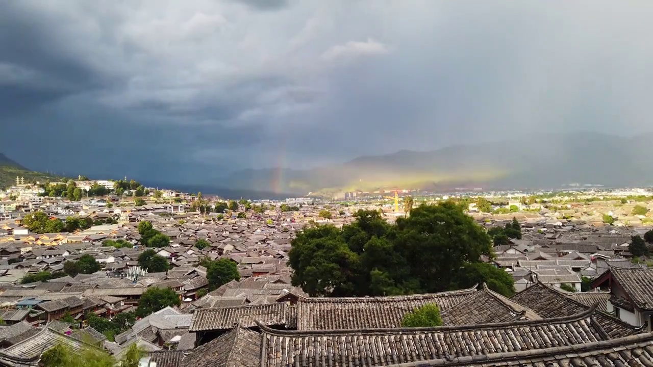 延时摄影云南丽江古城全景日落彩虹视频素材