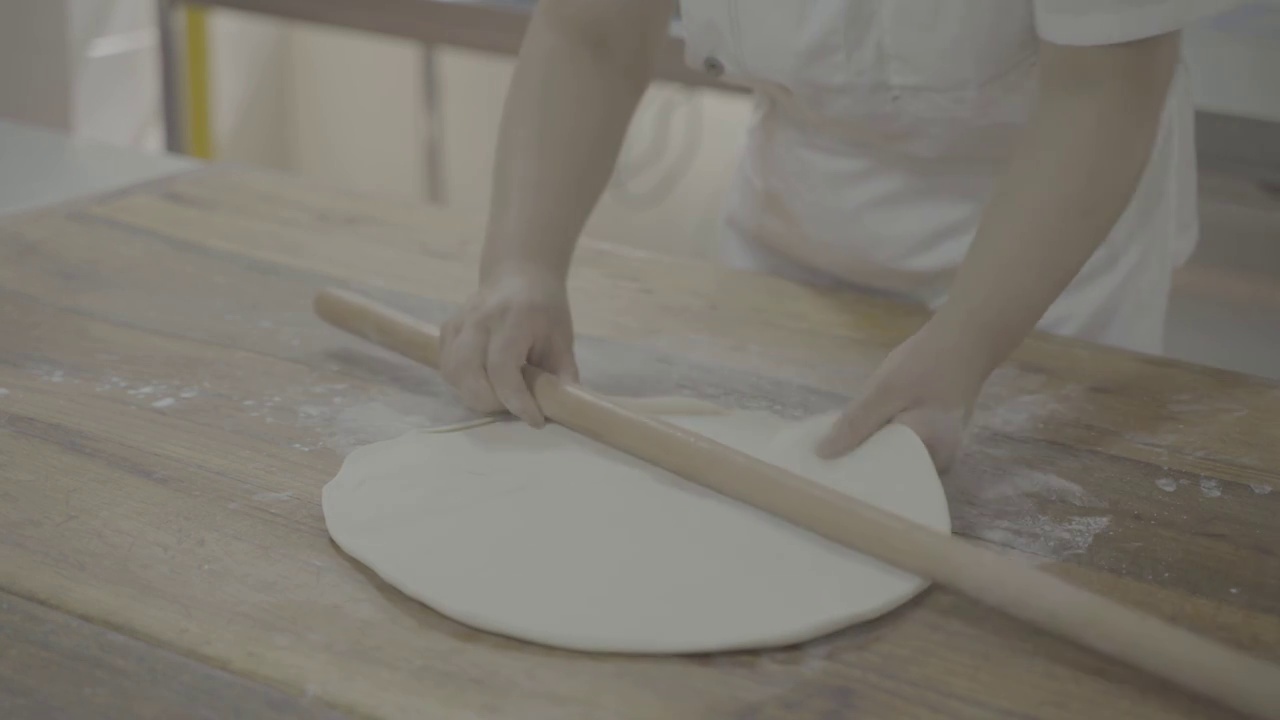 陕西面食小吃油泼面扯面制作过程视频素材