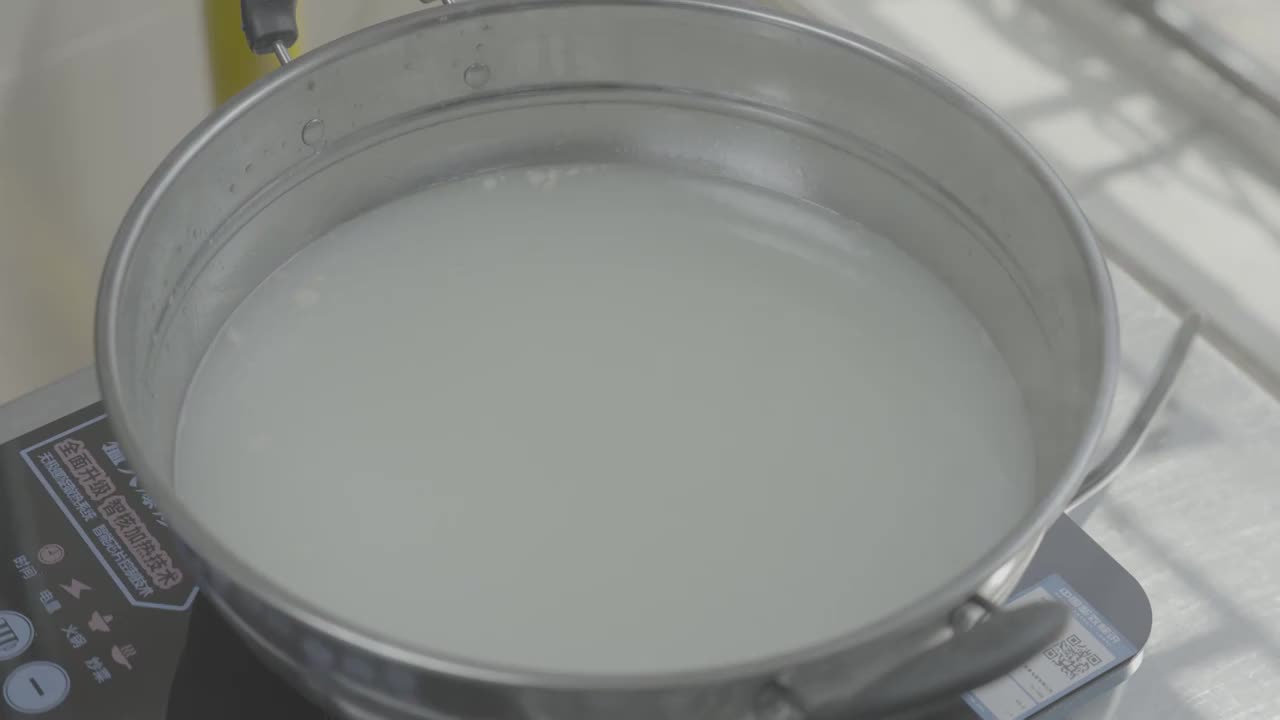 陕西面食小吃油泼面扯面制作过程视频素材