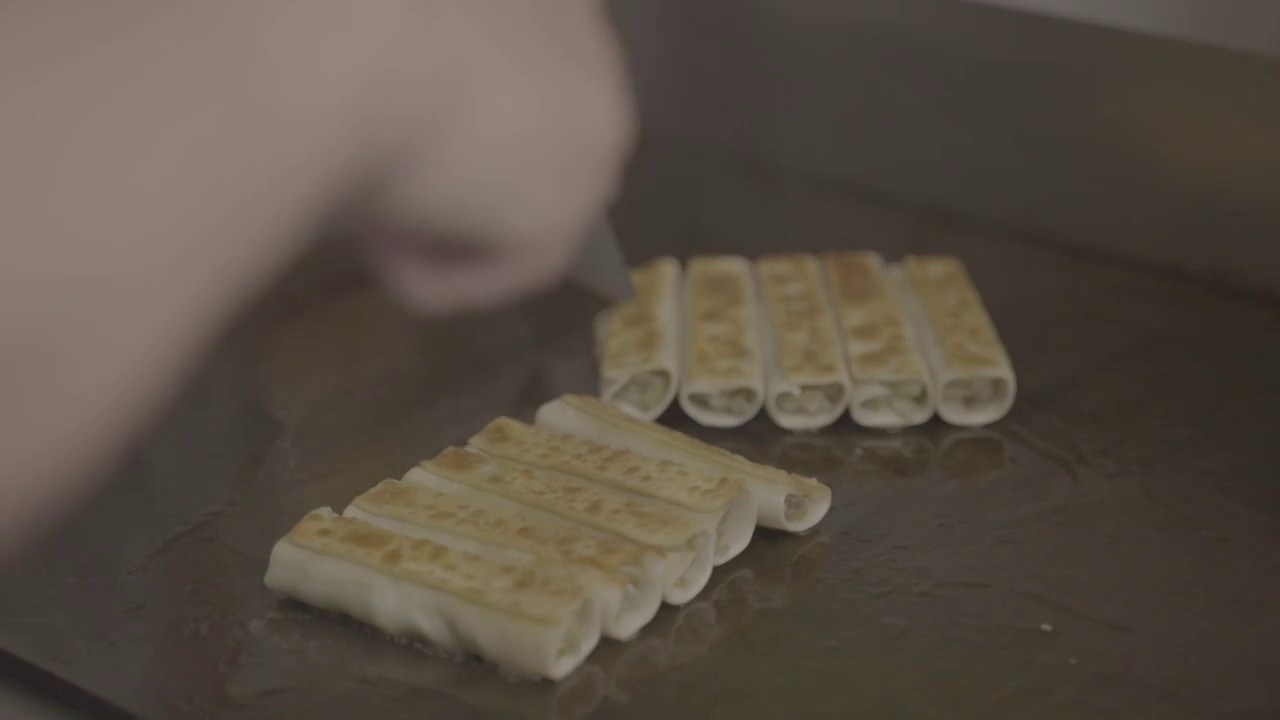 陕西面食小吃油泼面扯面制作过程视频素材