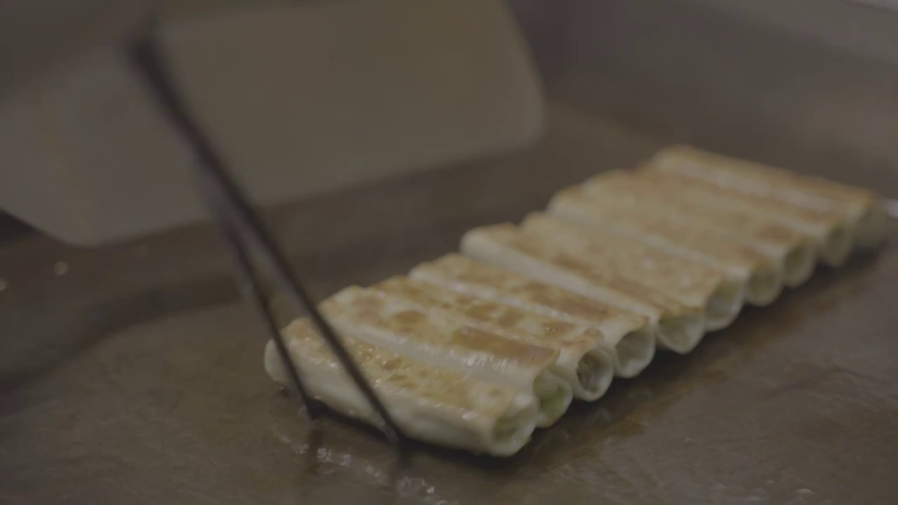 陕西面食小吃油泼面扯面制作过程视频素材