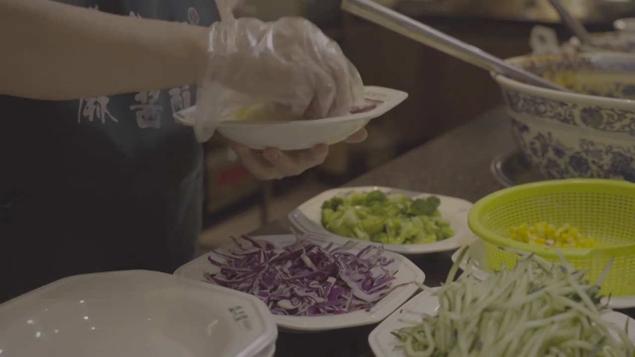 陕西面食小吃油泼面扯面制作过程视频素材